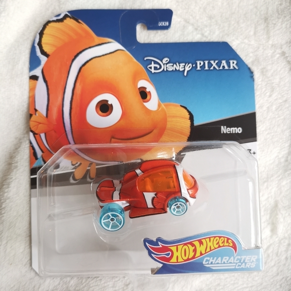 🌻2/$25🌻Hot Wheels Disney Pixar Nemo Diecast , 2018 Character Car